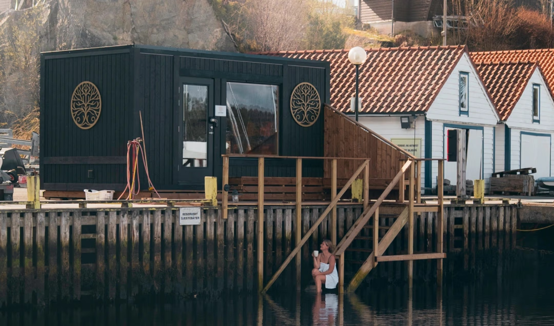 I kort avstand fra boligen ligger Vestfjord Sauna ved Bergens Seilforening - en unik mulighet til å kombinere varme badstueopplevelser med et forfriskende sjøbad og vakker utsikt over fjorden året rundt. Galleribilde