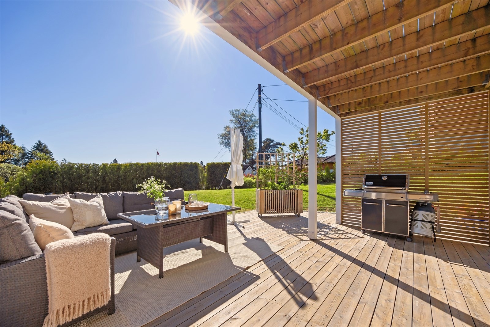 Terrasse på ca. 77,2 kvm med utgang fra kjellerstue. Den store, overbygde terrassen gir gode muligheter for hyggelig utendørs opphold. Her er det og tilgang til en stor plen. Perfekt for lek for barna. Galleribilde