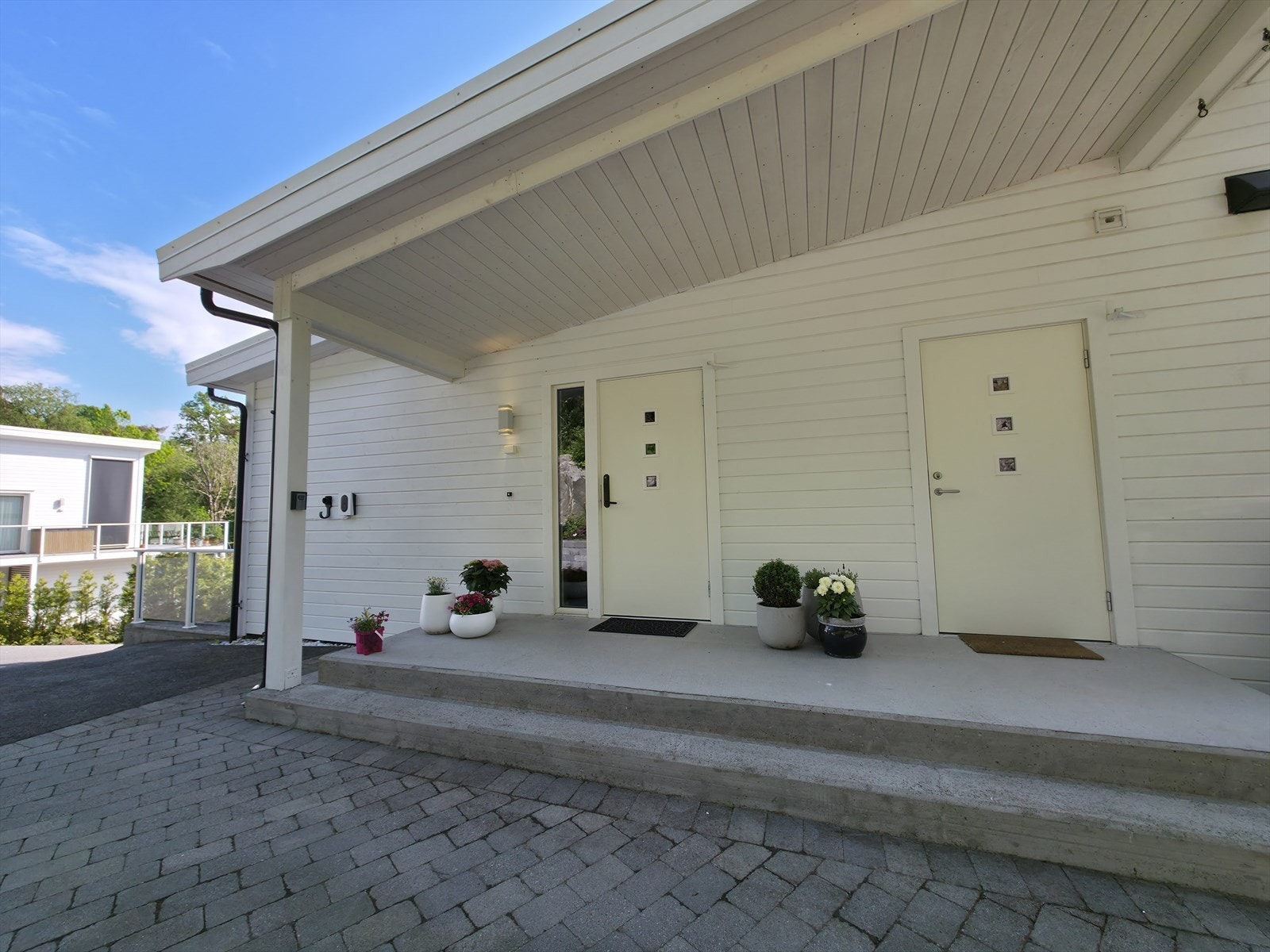 Velkommen inn via et pent, overbygget inngangsparti med parkering like ved døren. Her kan du i praksis gå tørrskodd inn i boligen. I tillegg til hovedinngangen er det egen inngang til sportsbod med god lagringsplass. Galleribilde