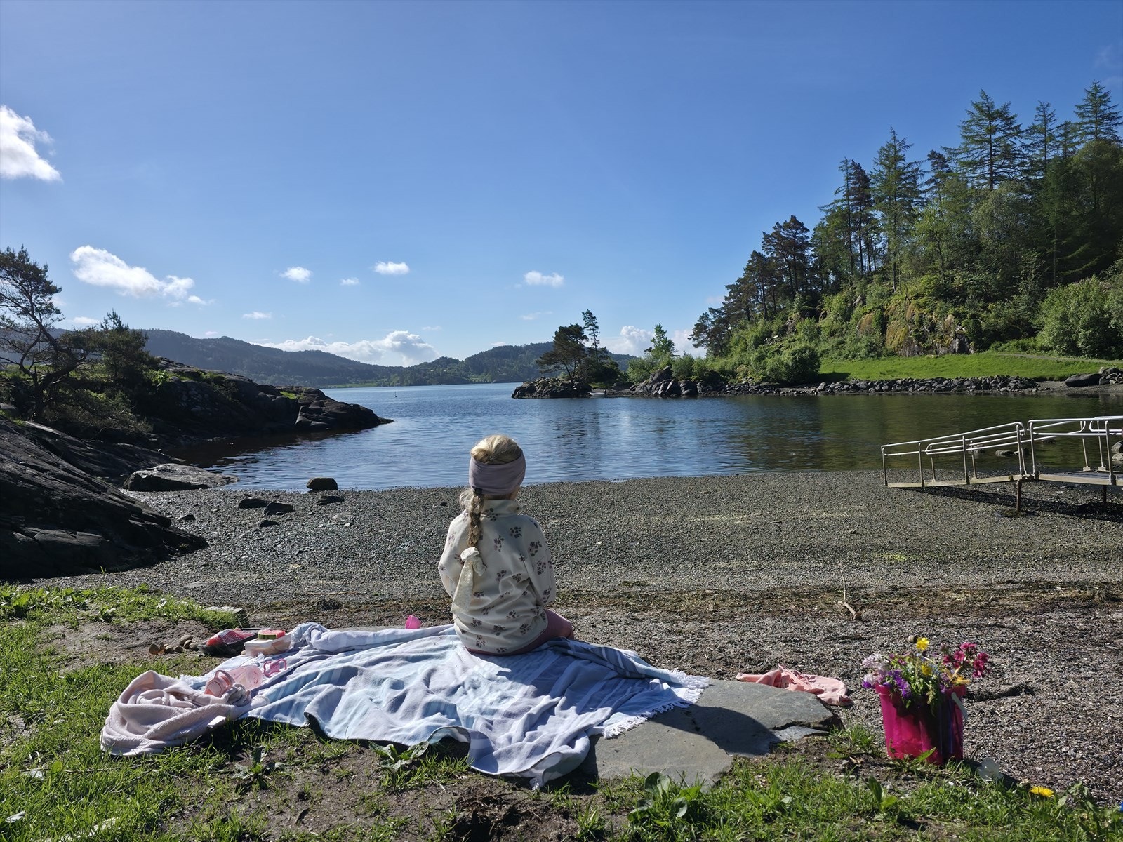 Kun fem minutters gange fra huset ligger Grønevika strand - en fredelig perle utenfor sesong, og en populær badeplass med sandstrand, stupebrett, baderampe, gresslette og flotte bademuligheter når sommeren kommer. Galleribilde
