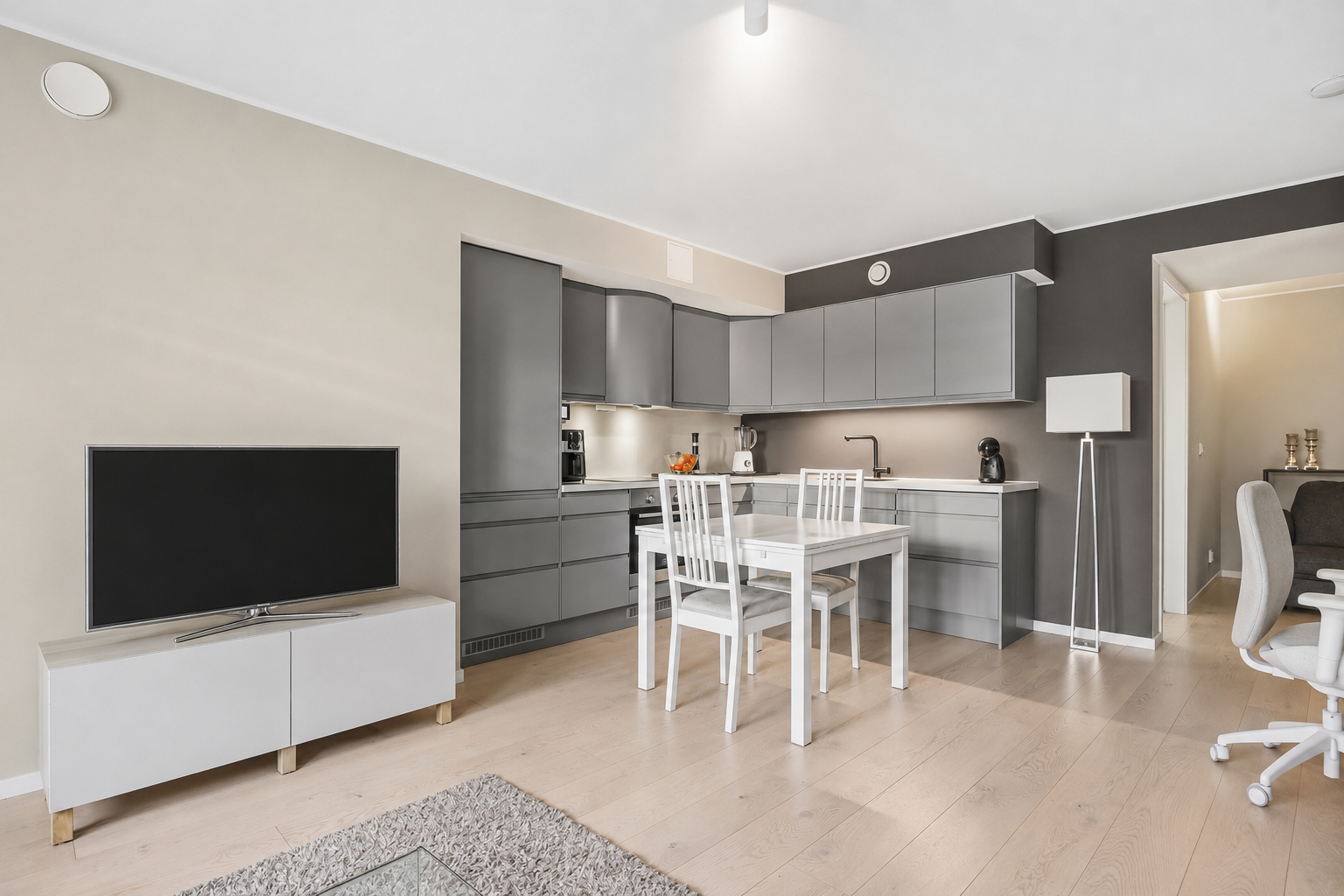 Stue med åpen kjøkkenløsning i utleiedelen. Moderne og pent her også. Utleiedelen har egen inngang på siden av huset. Galleribilde