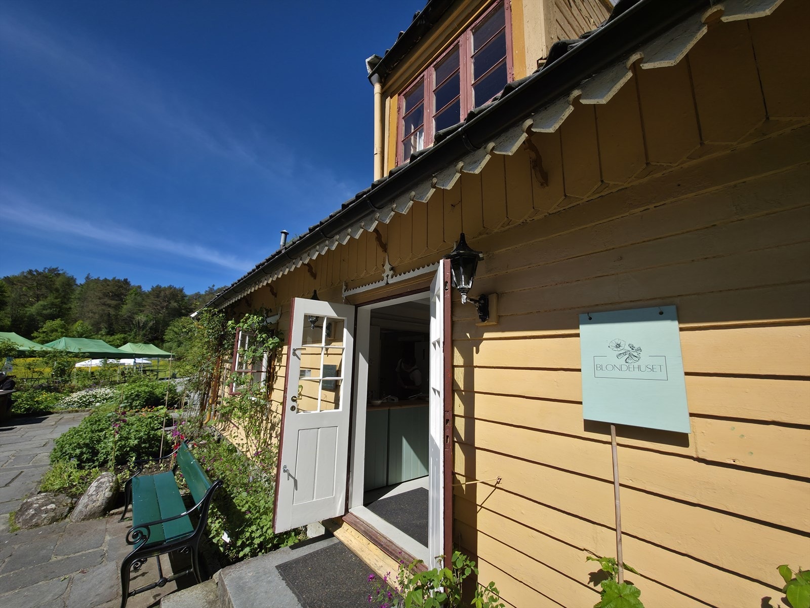 En idyllisk skogssnarvei tar deg til Arboretet og Blondehuset på bare fem minutter. Her kan du på fine dager nyte nystekte vafler i naturskjønne omgivelser - ren idyll. Galleribilde