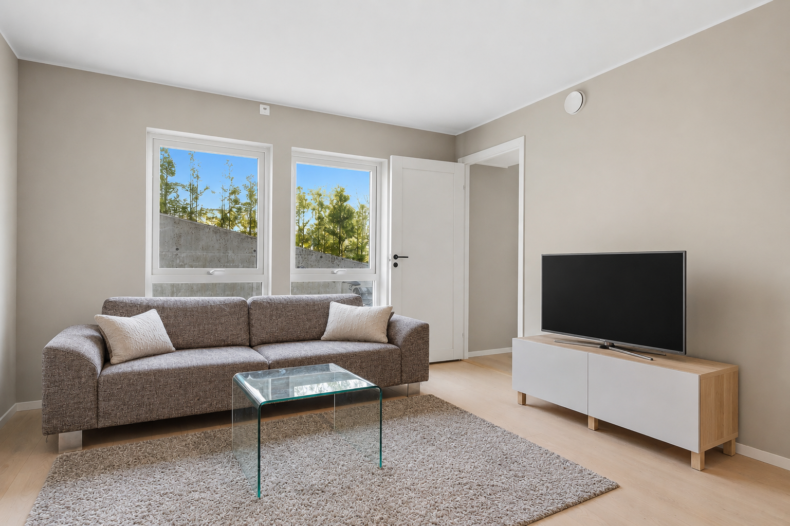 Stuedelen har god plass til en romslig sofagruppe med tilhørende TV-møblement, og gir gode muligheter for å skape en komfortabel og innbydende oppholdsone for både avslapning og sosialt samvær. Galleribilde