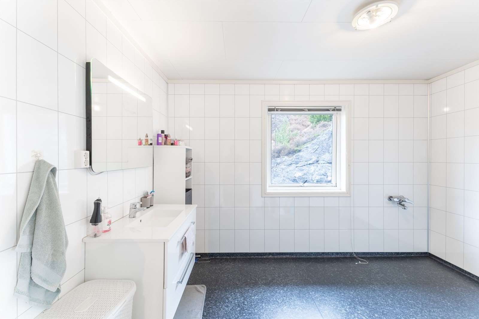 Badet er av god størrelse med opplegg for både dusj og badekar. Galleribilde