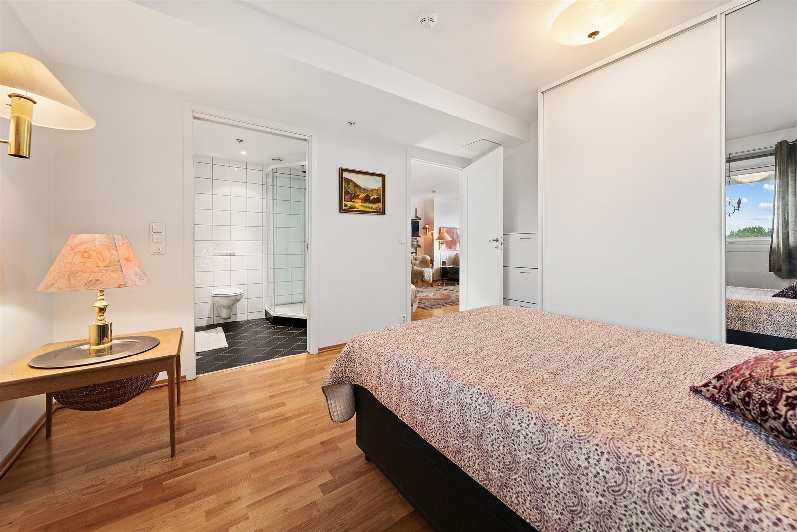 Praktisk skyvedørsgarderobe. Fra hovedsoverommet er det inngang til bad Galleribilde