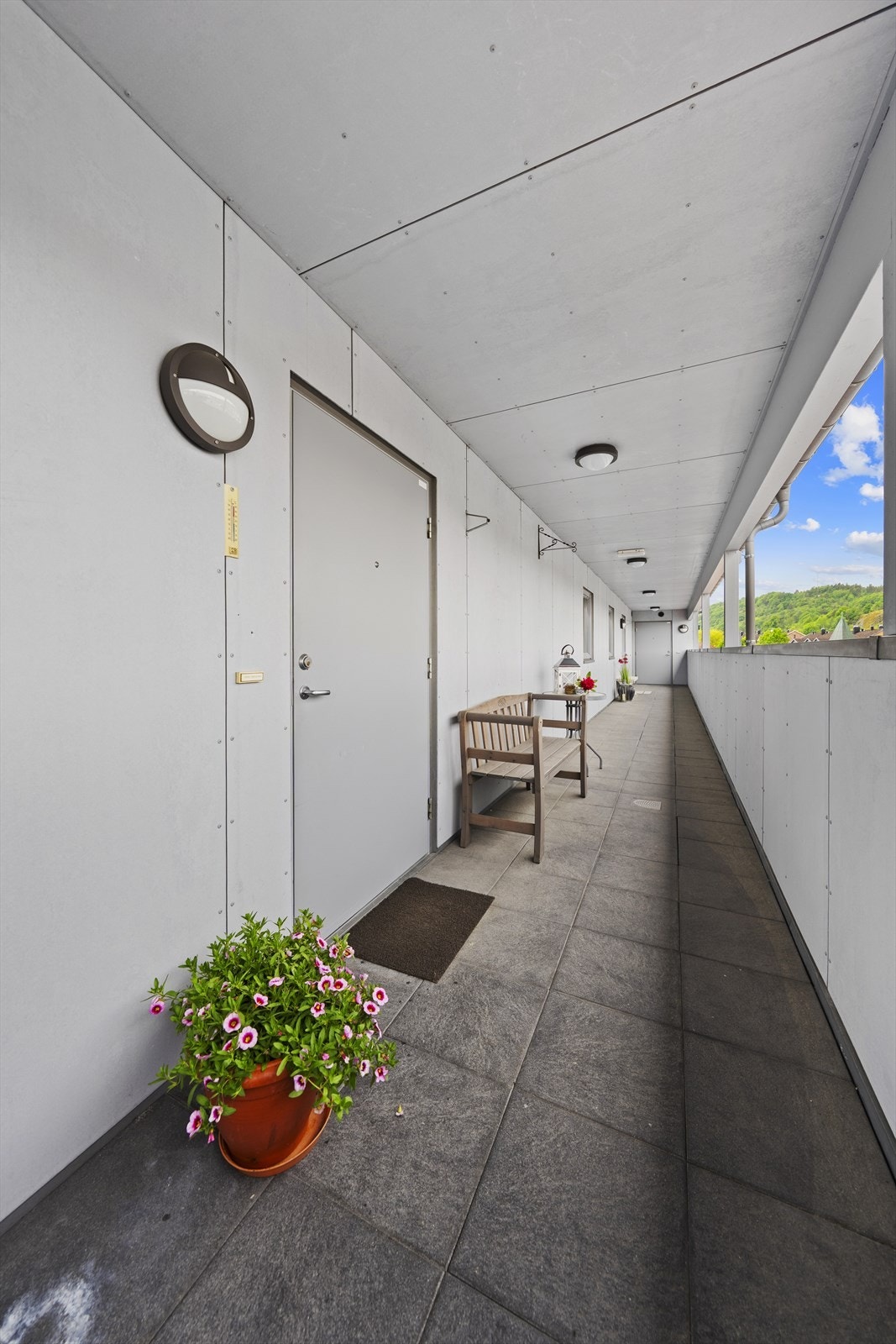 Adkomst via heis/trapp og svalggang til leiligheten Galleribilde