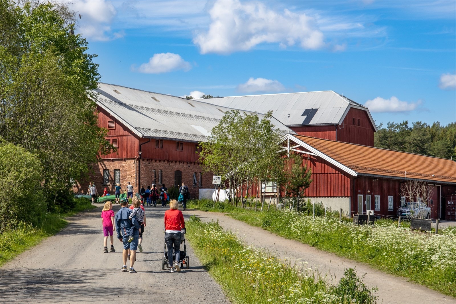 Losby besøksgård med geiter, kalver, griser og høner samt hyggelig kafé. Galleribilde