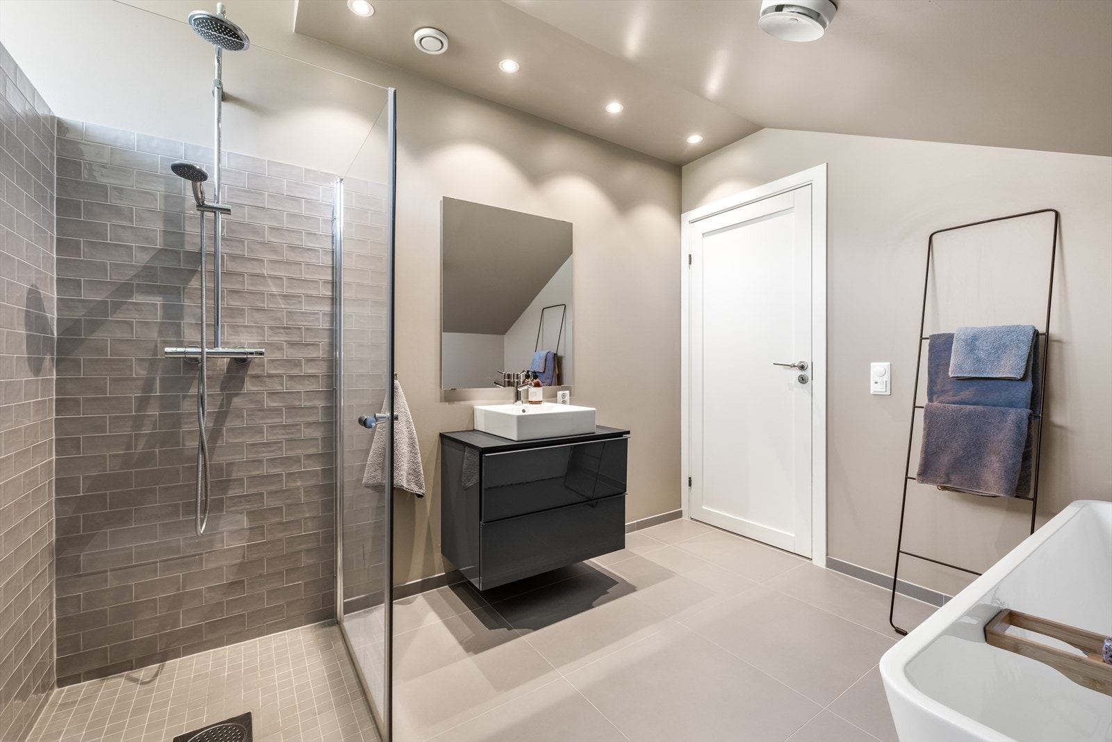 Dette badet har toppmoderne standard og interiør fra 2018 med store gulvfliser og behagelig varme, lekre farger og downlightsbelysning. Galleribilde