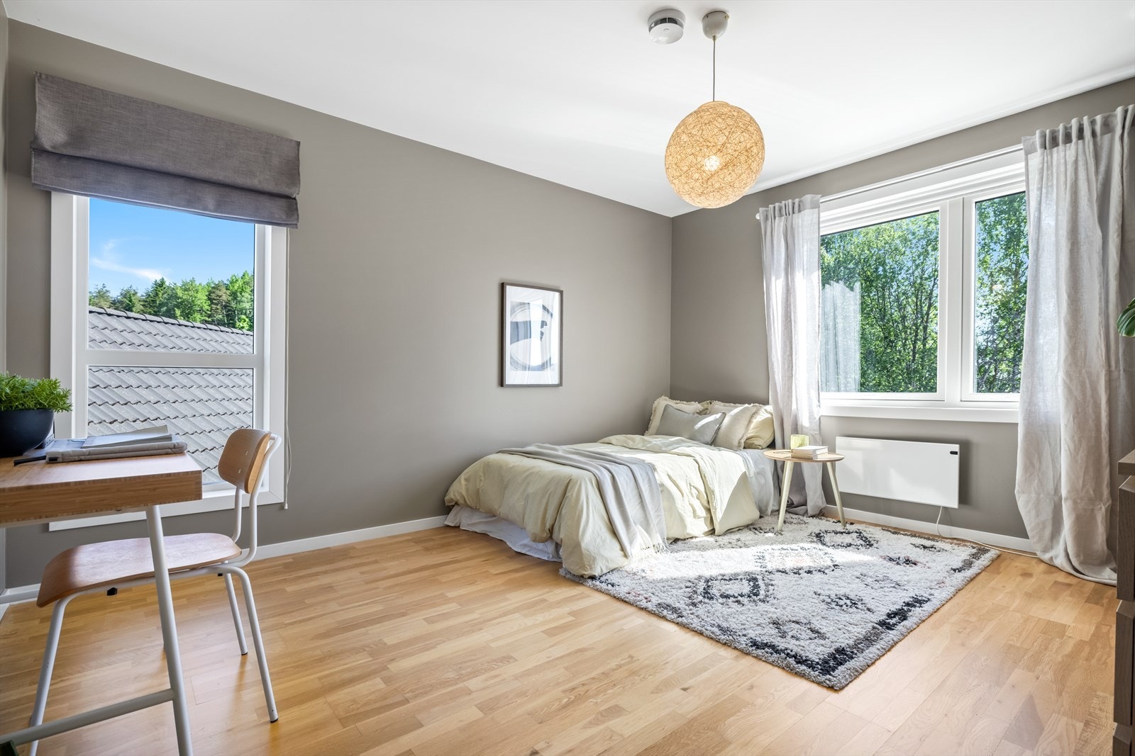 Det er 3 soverom i mellomplanet, store og romslige rom. Galleribilde