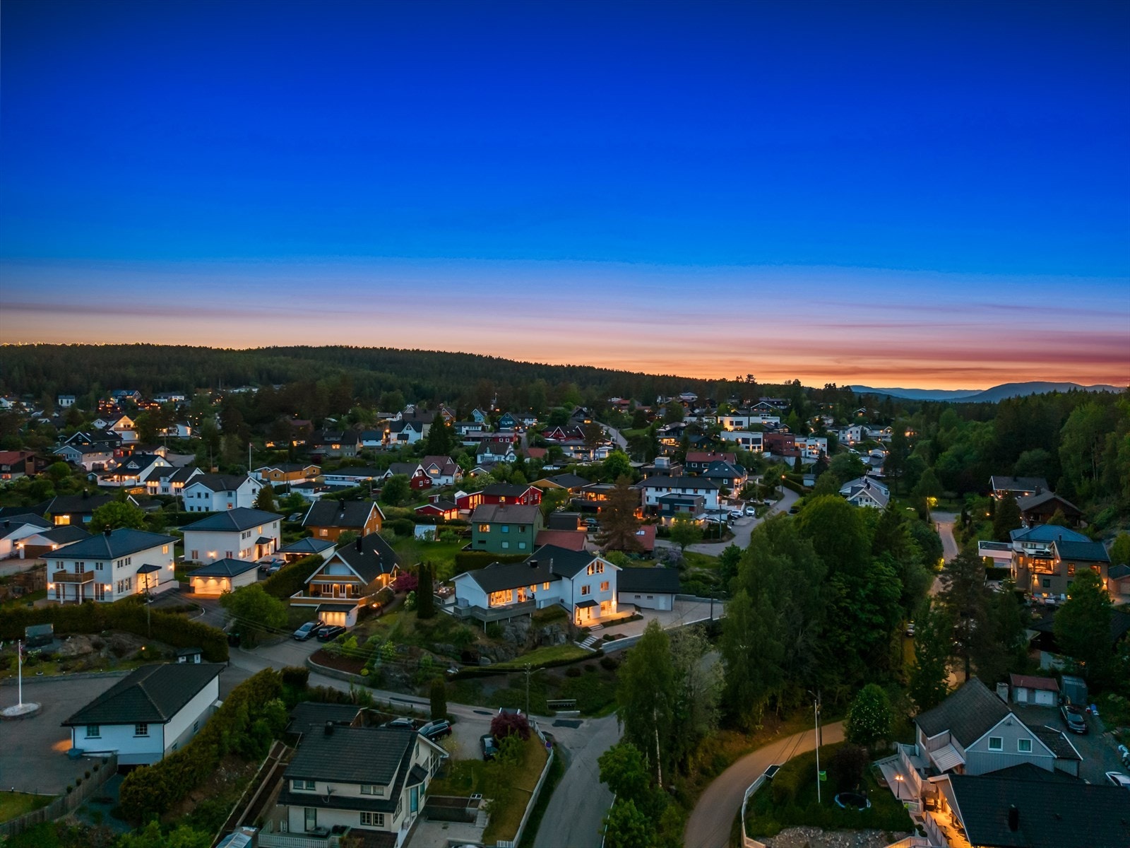 Eneboligen i Bekkeveien 6 ligger i et veletablert og etterspurt nabolag på Fjellhamar, like ved Strømmen-grensa. Galleribilde
