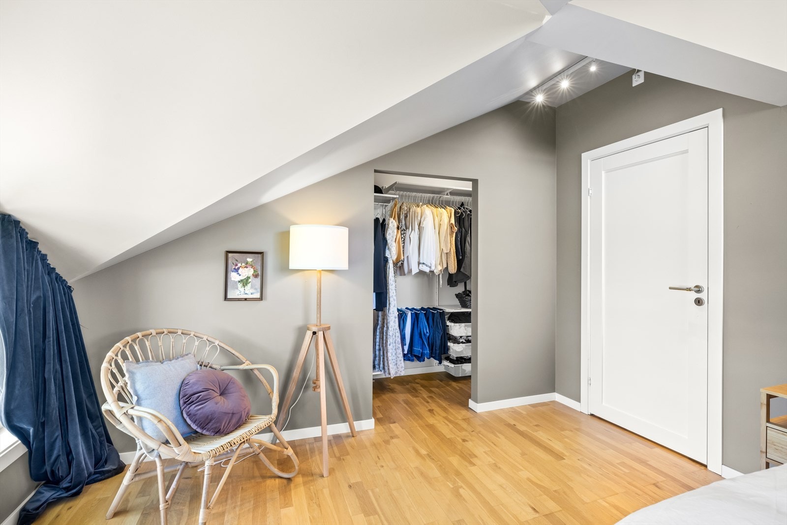 Her har man også tilgang til et flott walk-in closet med hyller og oppheng. Galleribilde