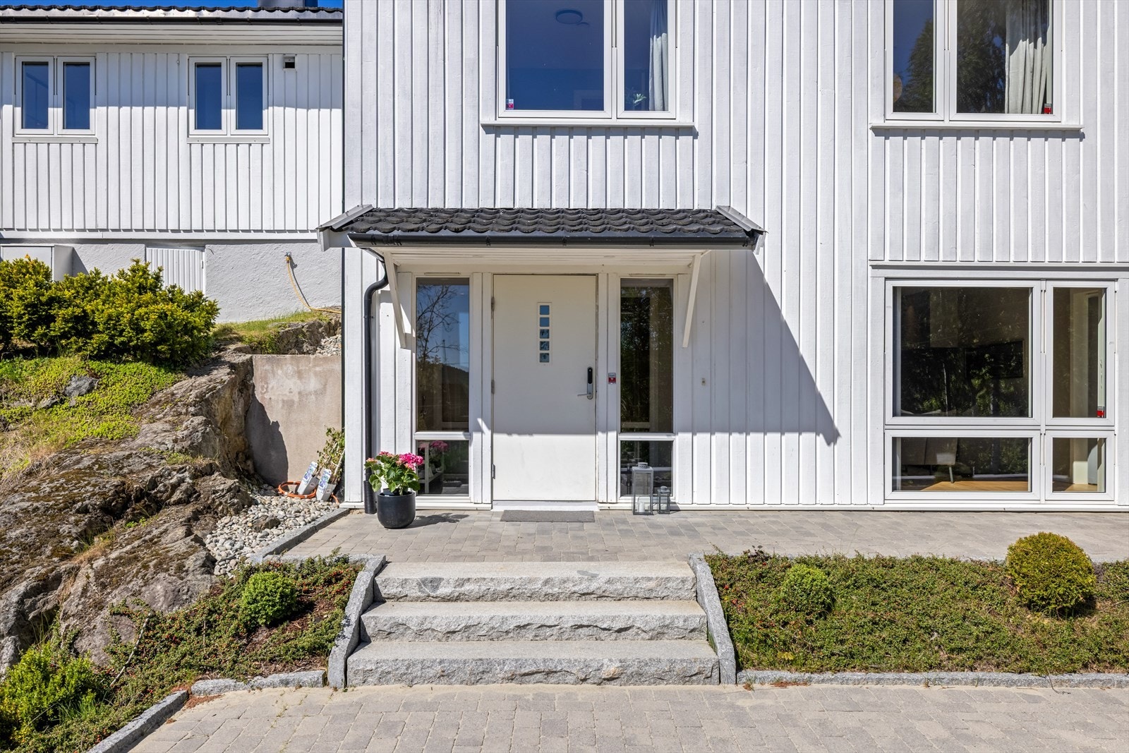 Velkommen inn! Praktisk kodelås på ytterdøren, som sørger for en tryggere og nøkkelfri hverdag. Galleribilde