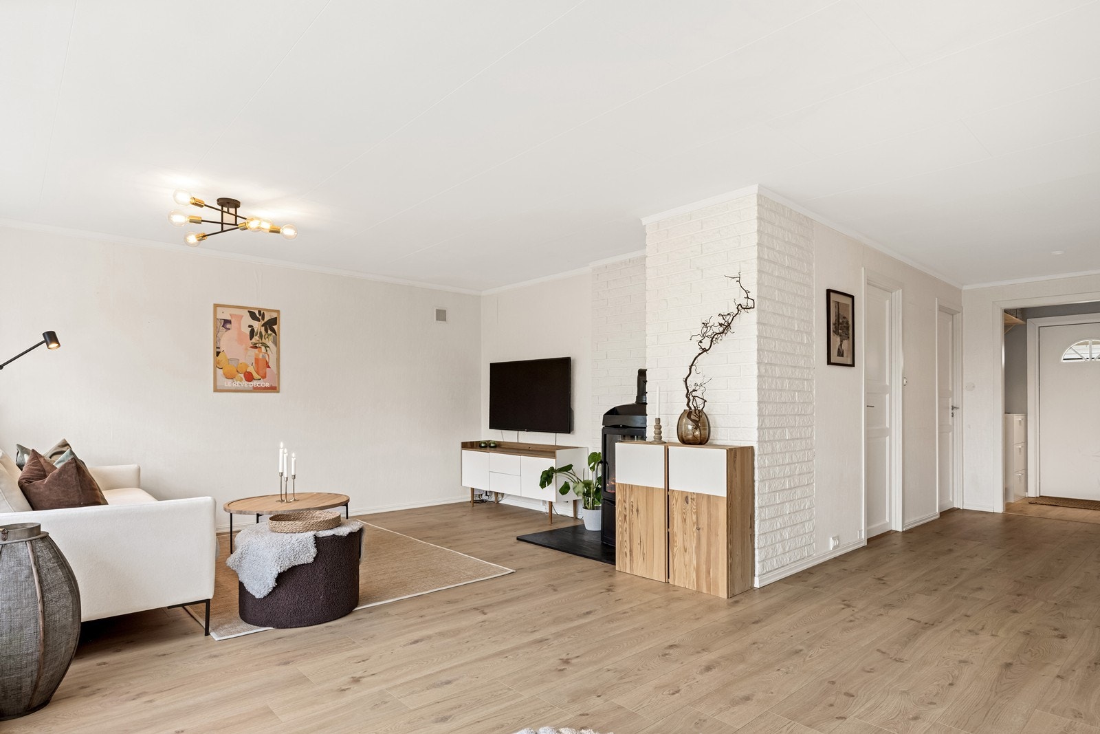 Innbydende oppholdsrom med moderne overflater, peis og god plass til sosiale soner Galleribilde