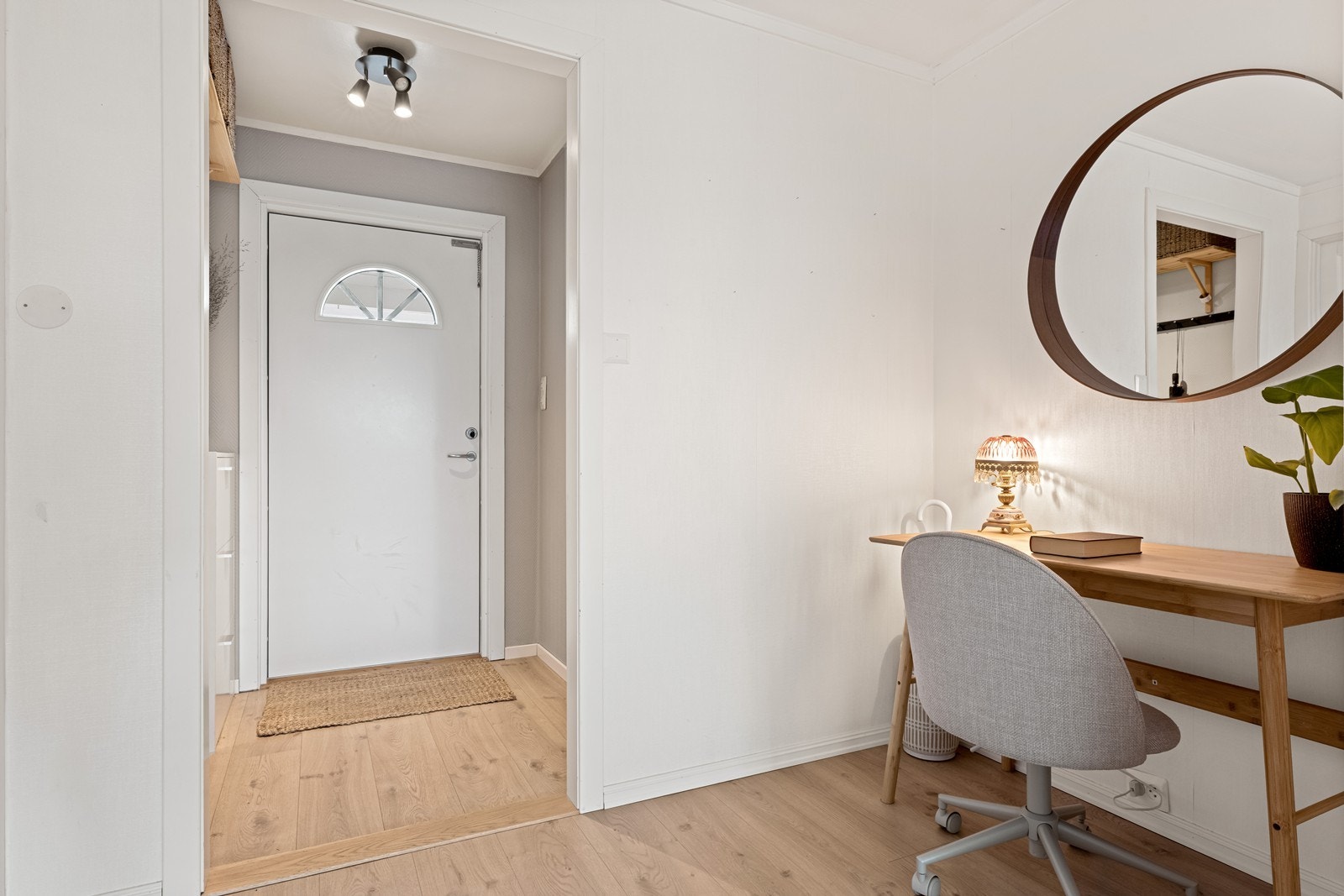 Praktisk gang med mulighet til hjemmekontor Galleribilde