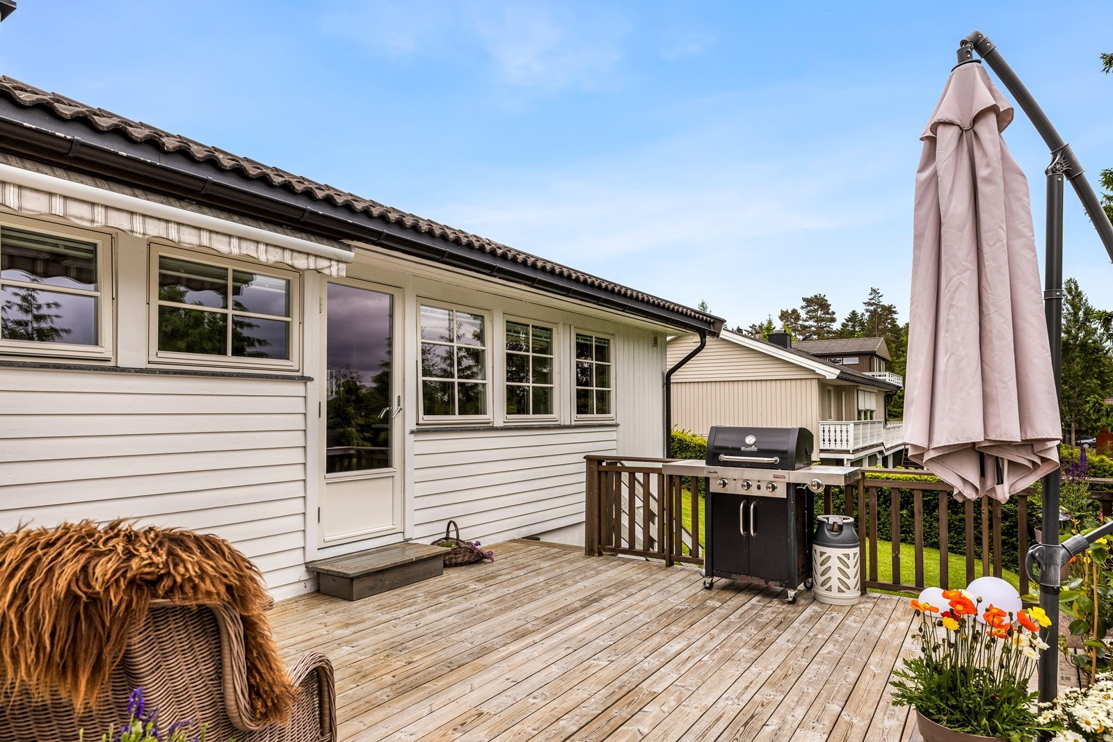 Terrasse med direkte adkomst fra boligen og videre ned i hagen Galleribilde