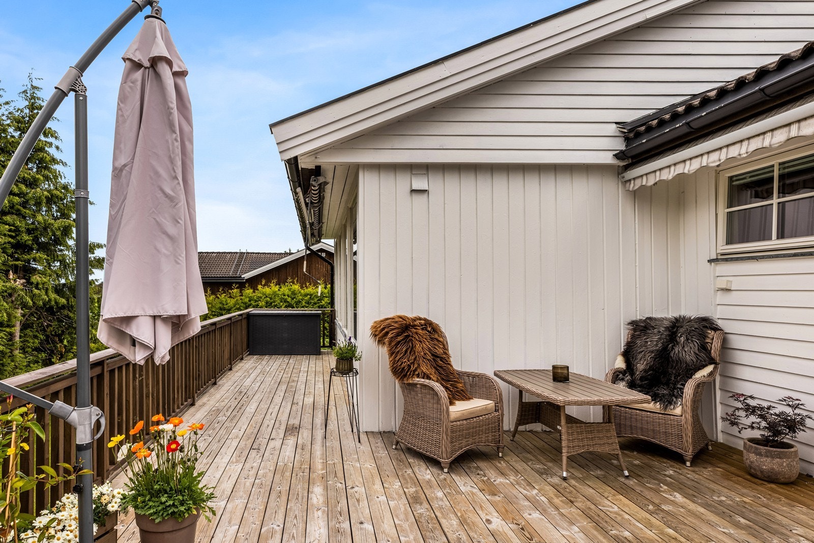 Terrasse med lune sittegrupper og gode solforhold Galleribilde