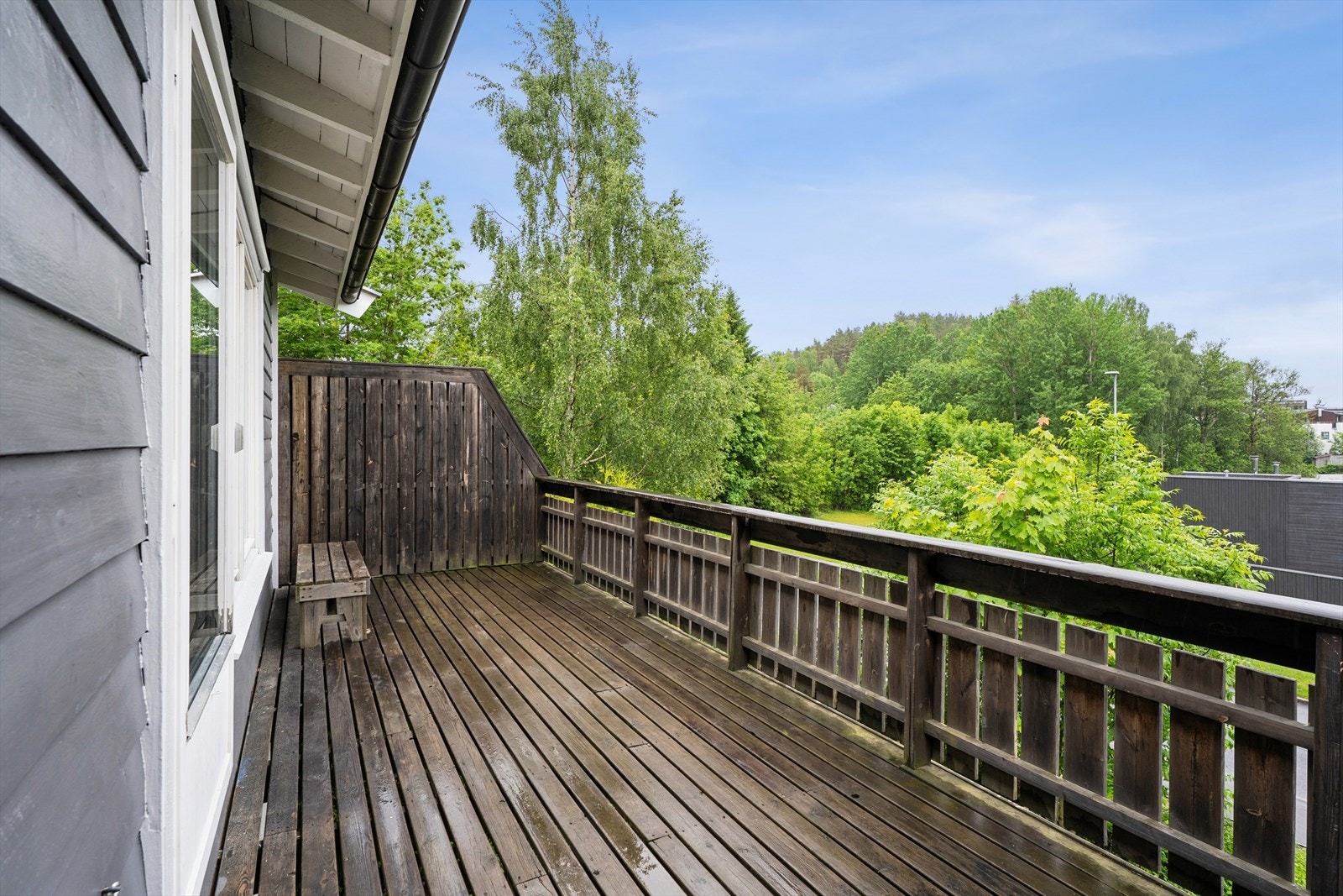 Uteplassen er et usjenert og privat område med god plass til utemøbler. Galleribilde