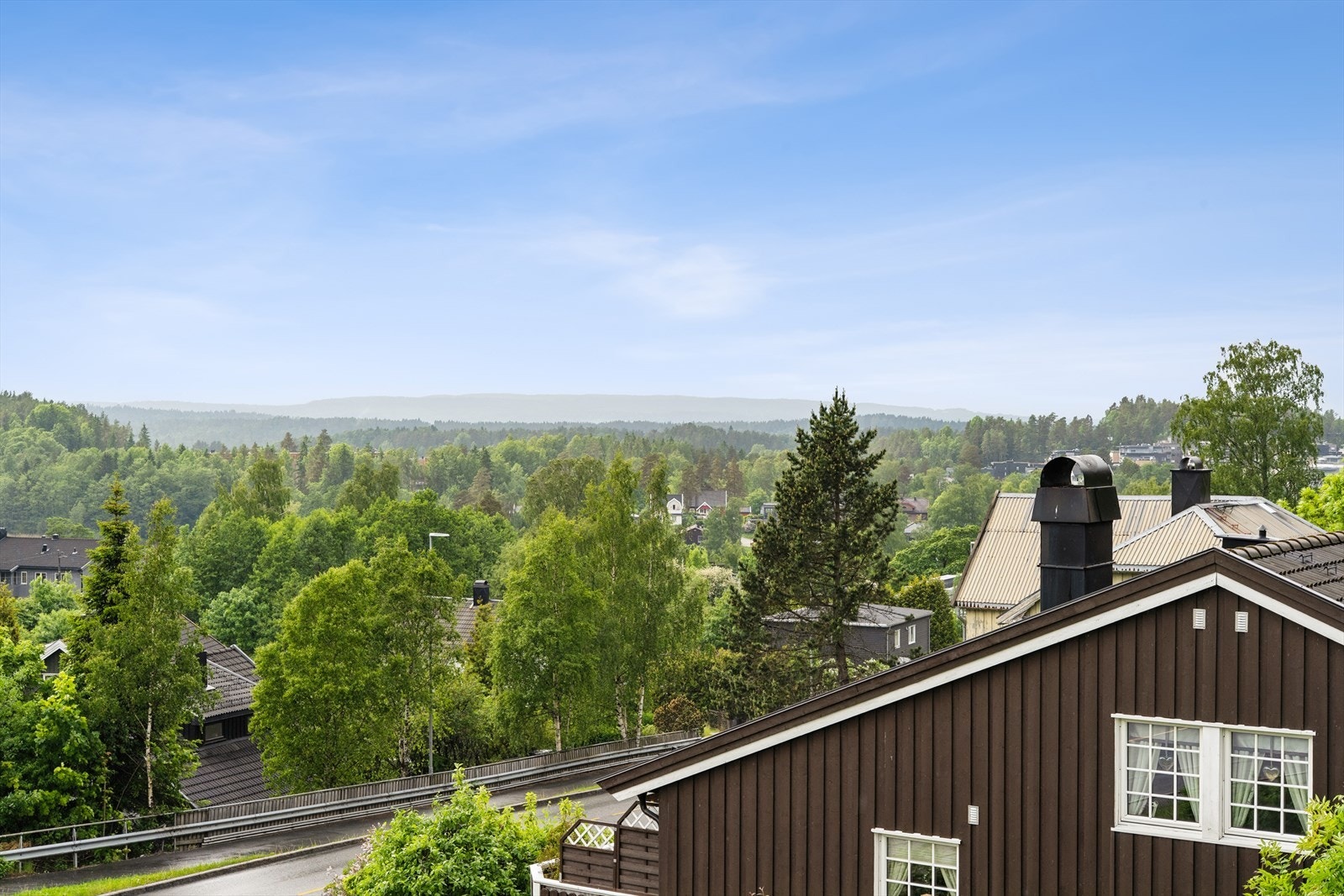 Eiendommen ligger i et område med umiddelbar nærhet til skog og mark. Galleribilde