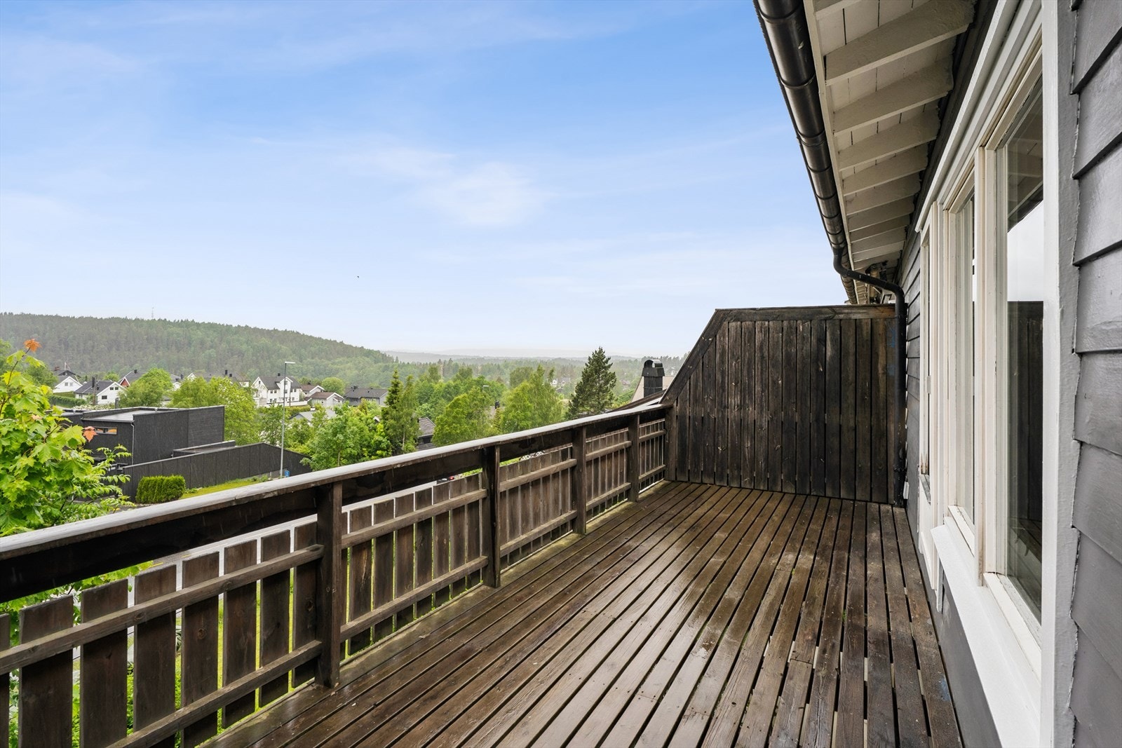 Fra stuen er det utgang til en sydvestvendt treterrasse på rundt 15 m². Galleribilde