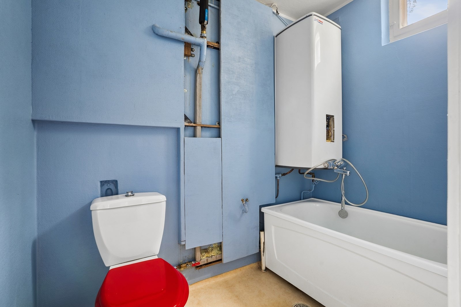 Badet er utstyrt med badekar og en vegghengt varmtvannsbereder fra Oso (1991). Galleribilde