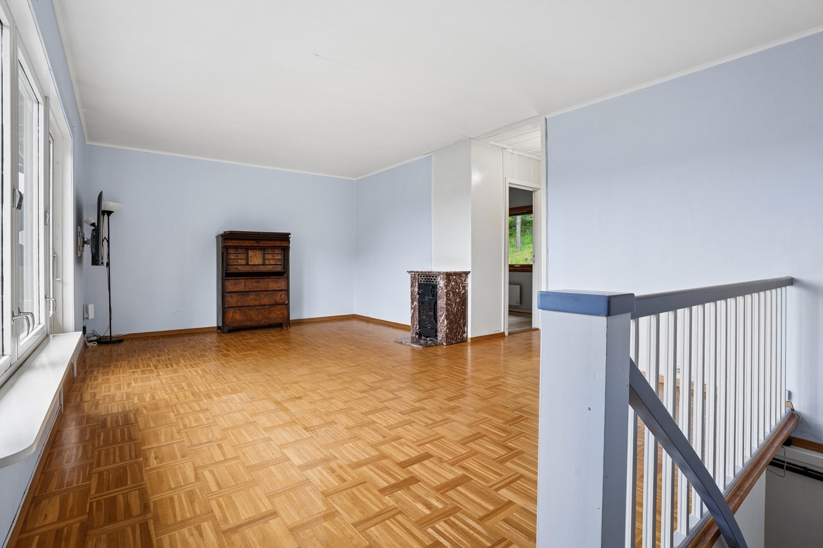 Den lukkede tretrappen fra byggeåret binder de to etasjene sammen. Galleribilde