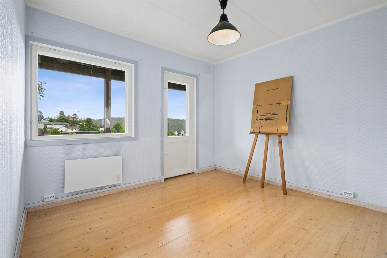Det ene soverommet i underetasjen har direkte utgang til en skiferlagt uteplass. Galleribilde