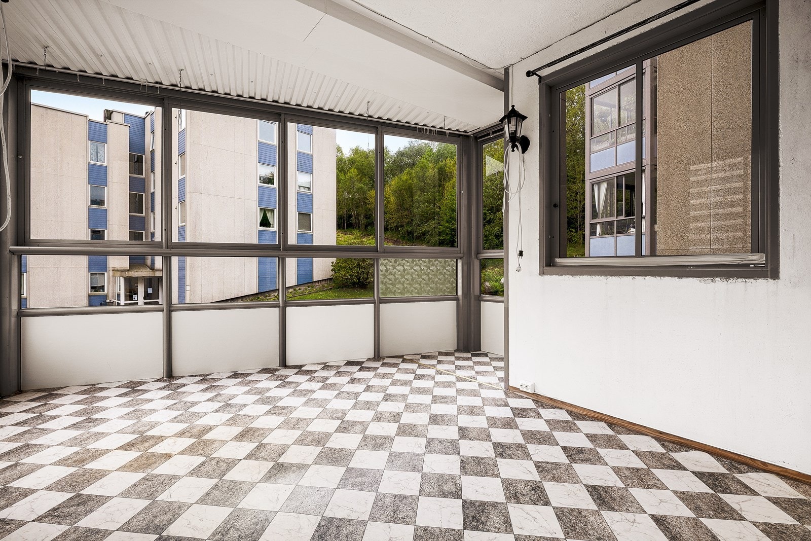Balkongen har et lettstelt belegg på gulvet. Galleribilde