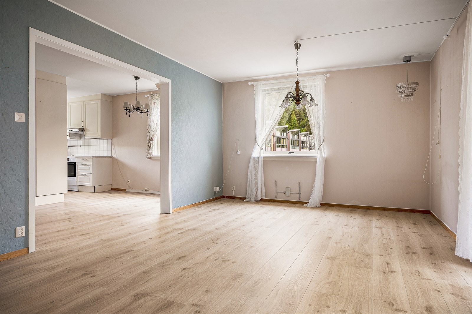 Stuen har god plass til sofagruppe og en naturlig forbindelse mot spisedelen. Galleribilde