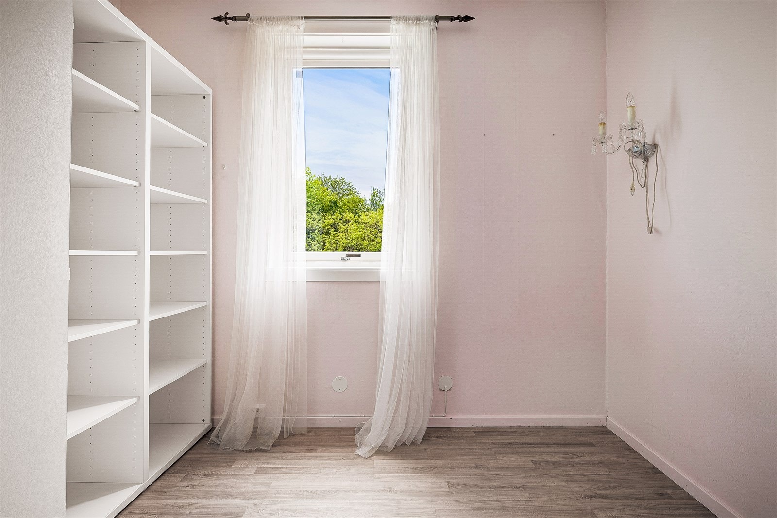 Leiligheten har tre soverom, alle med laminatgulv. Galleribilde