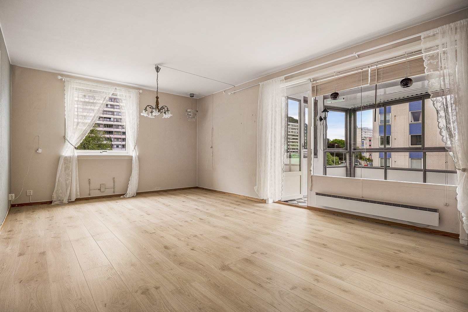 Store vindusflater og terrassedør gir godt med lys til stuen. Galleribilde