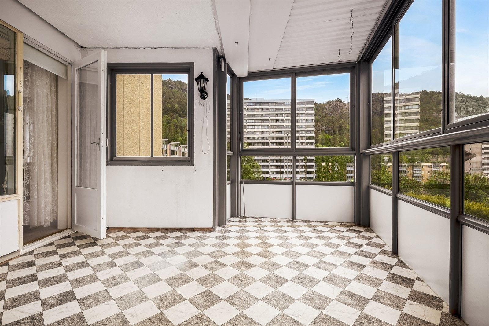 Den innglassede balkongen på nesten 12 m² fungerer som et ekstra rom store deler av året. Galleribilde