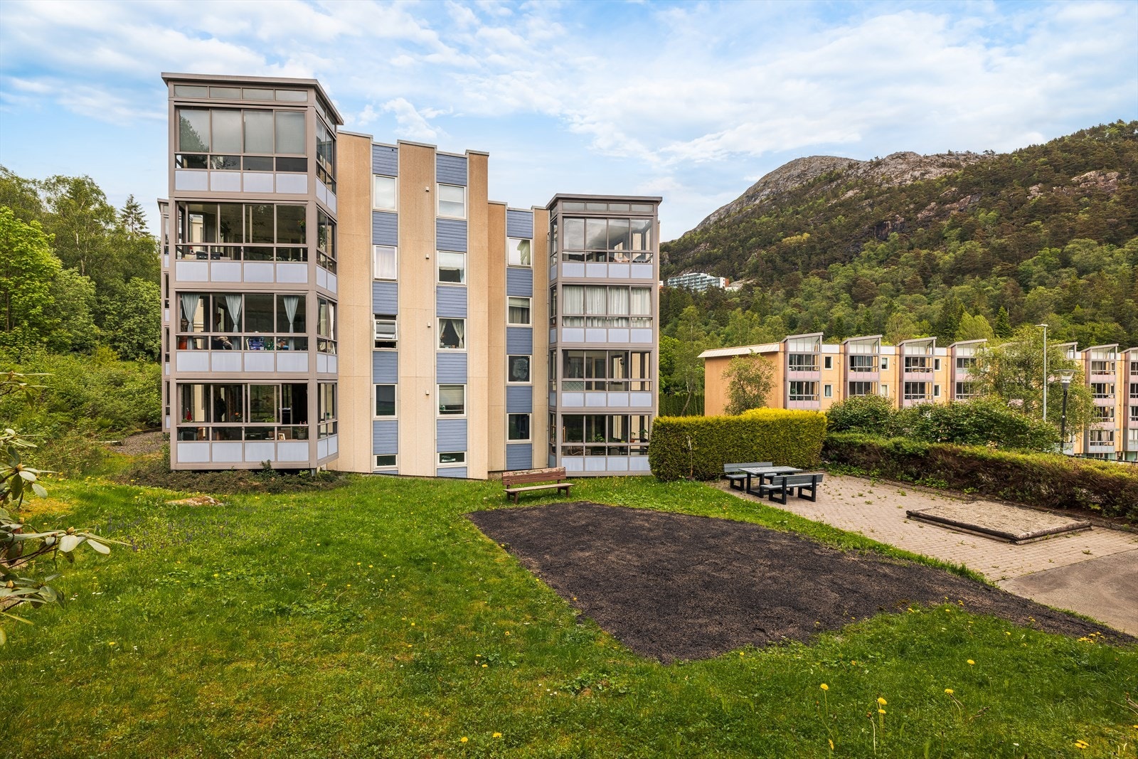 Eiendommen har opparbeidede grøntarealer og lekeplass. Galleribilde