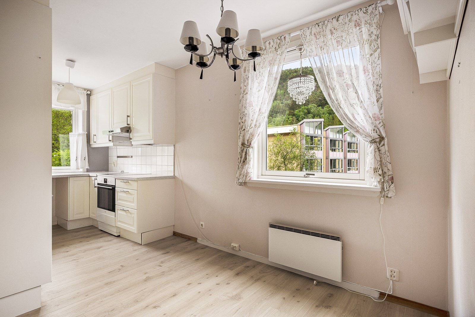 I tilknytning til kjøkkenet er det en fin plass for spisebord. Galleribilde