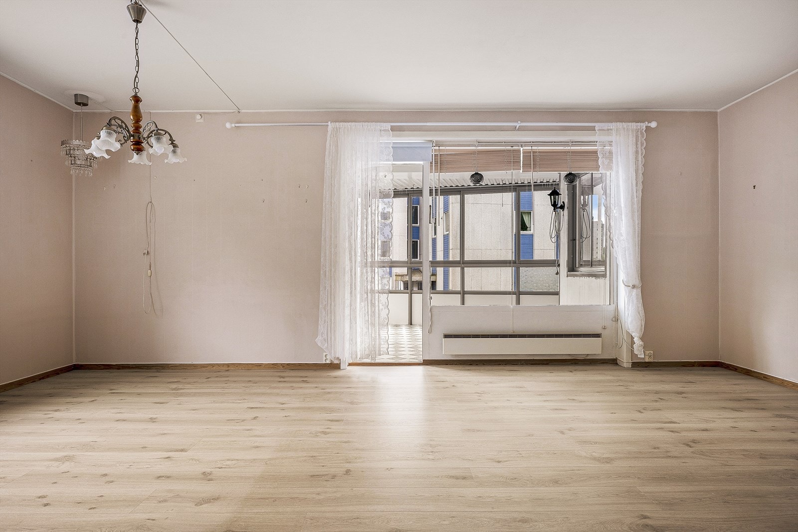 Stuen er lett å møblere og har plass til en romslig sofagruppe. Galleribilde