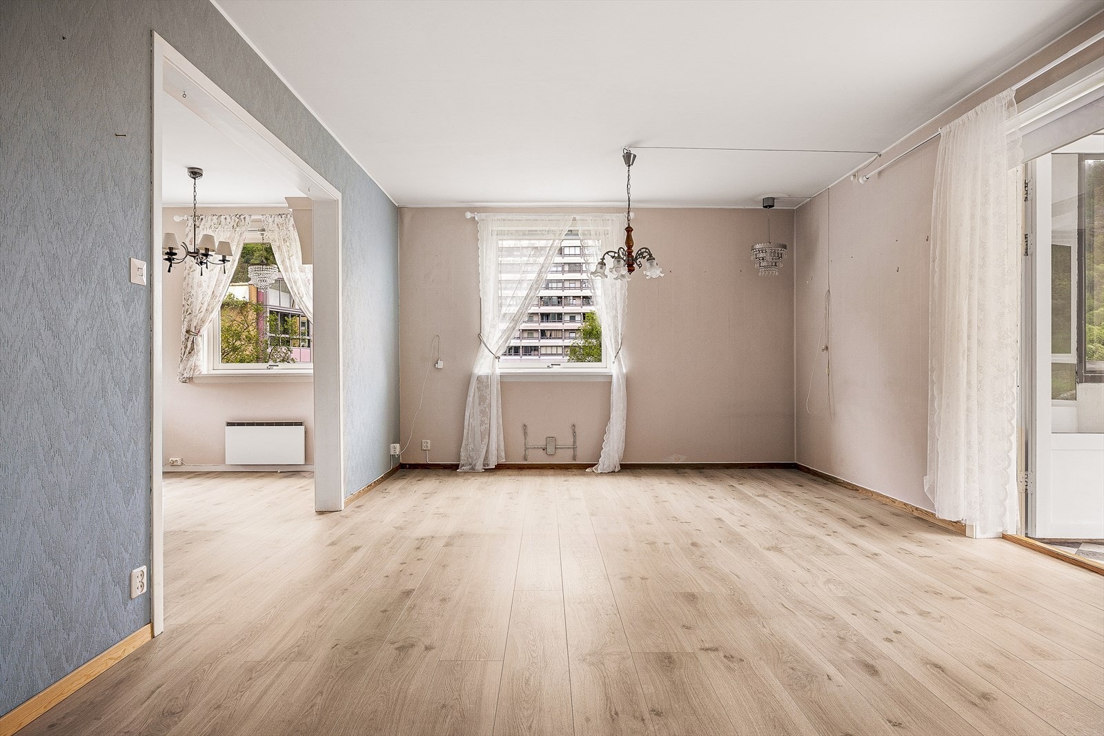 Fra stuen er det direkte utgang til den innglassede balkongen via terrassedør. Galleribilde