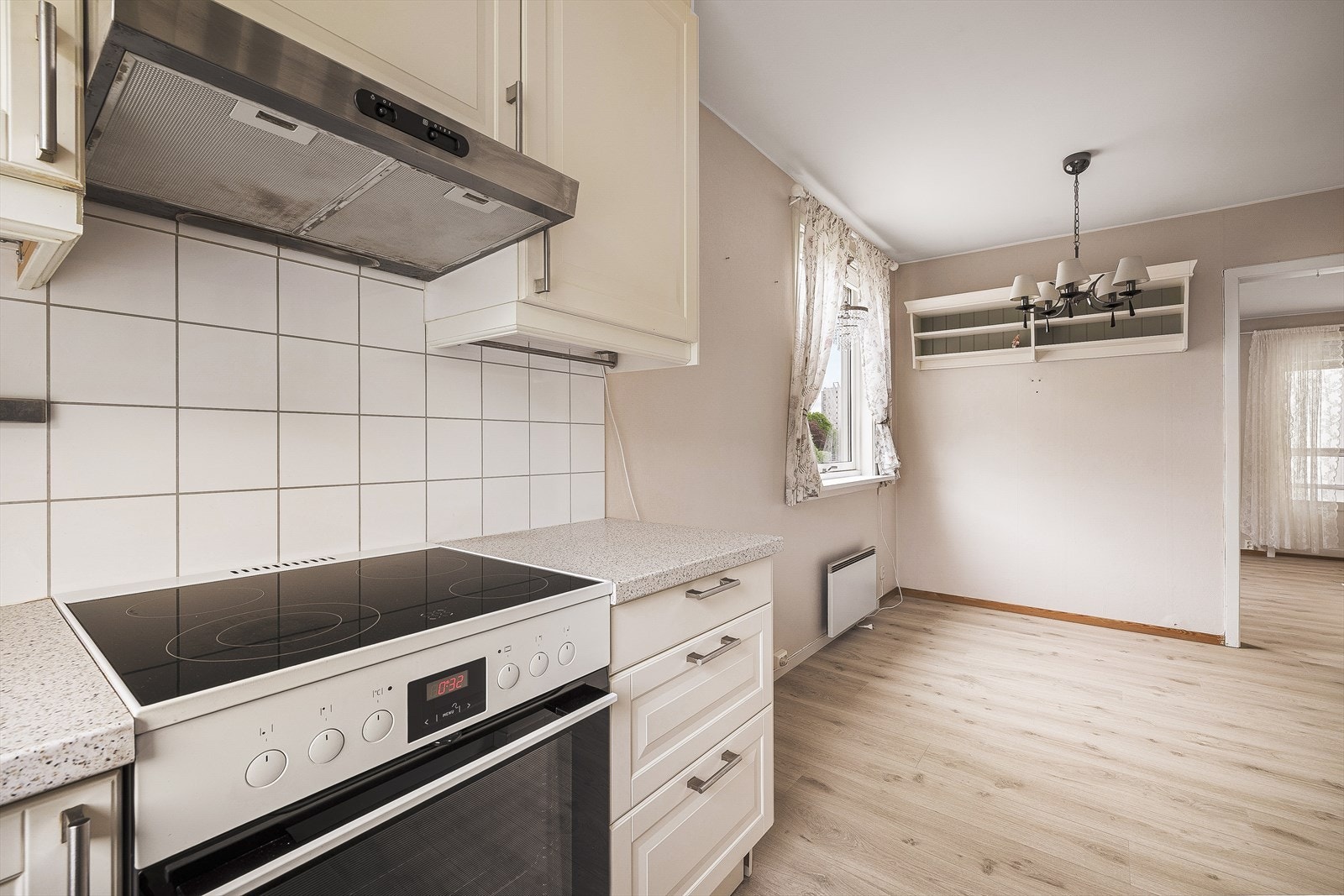 Kjøkkenventilator med kullfilter over kokesonen. Galleribilde