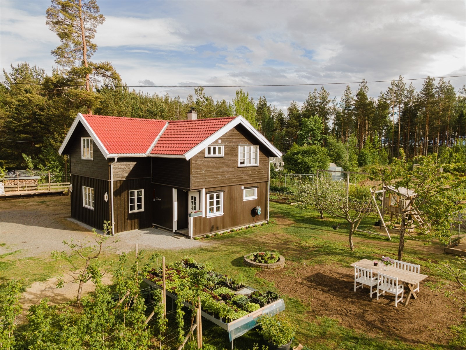 Flat, solrik og godt utnyttet tomt for selvdyrking. Galleribilde