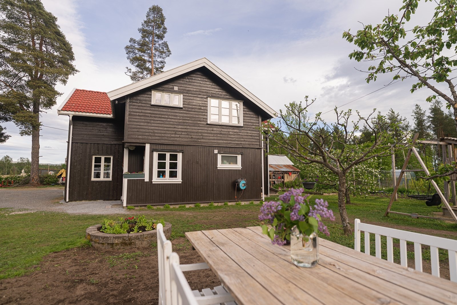 I hagen er det blant annet forskjellig frukttrær. Galleribilde