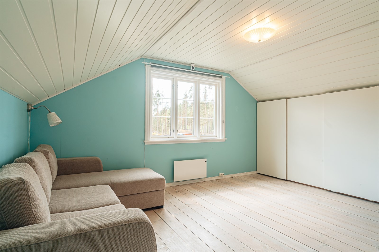 Romslig soverom 1 med garderobeløsning. Galleribilde