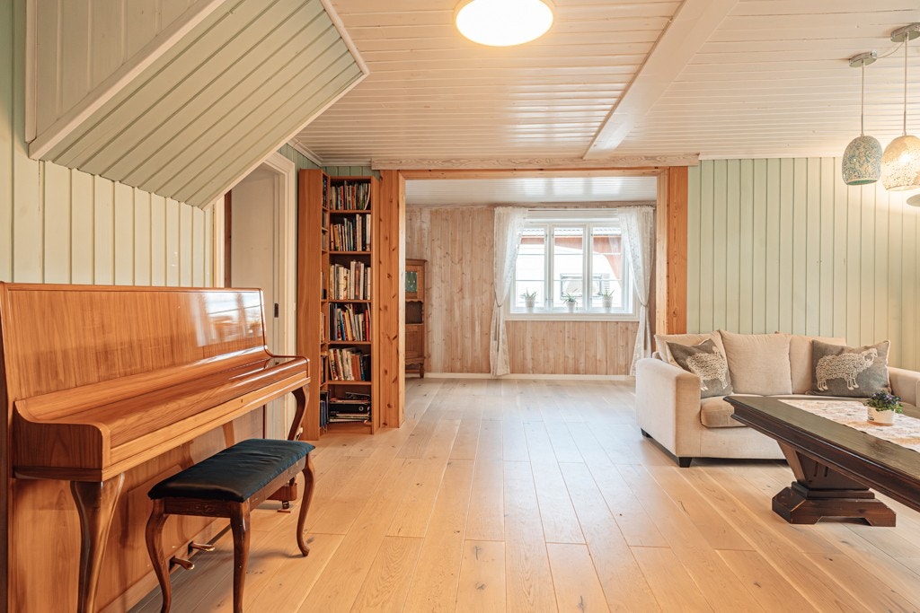 I enden av stuen er det praktisk lesekrok eller fin plass for hjemmekontor. Galleribilde