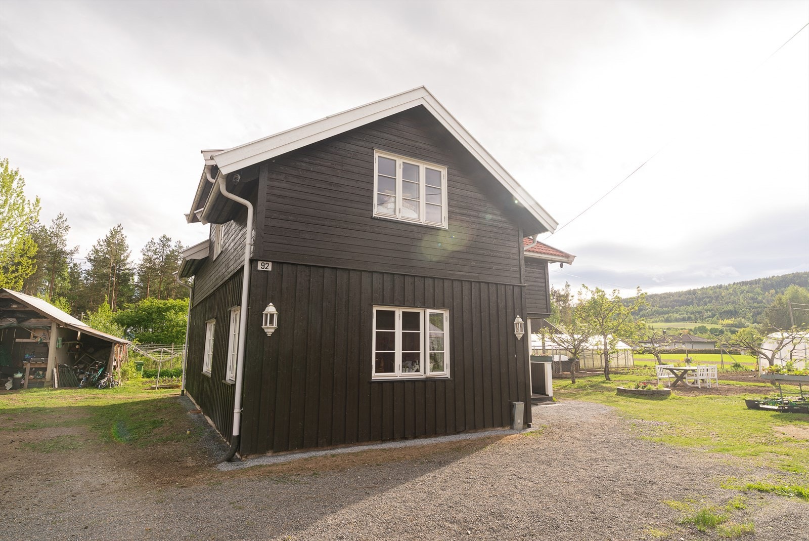 Boligen er tilbygget i 2013 og 2019 og har en innholdsrik planløsning fordelt på to plan. Galleribilde