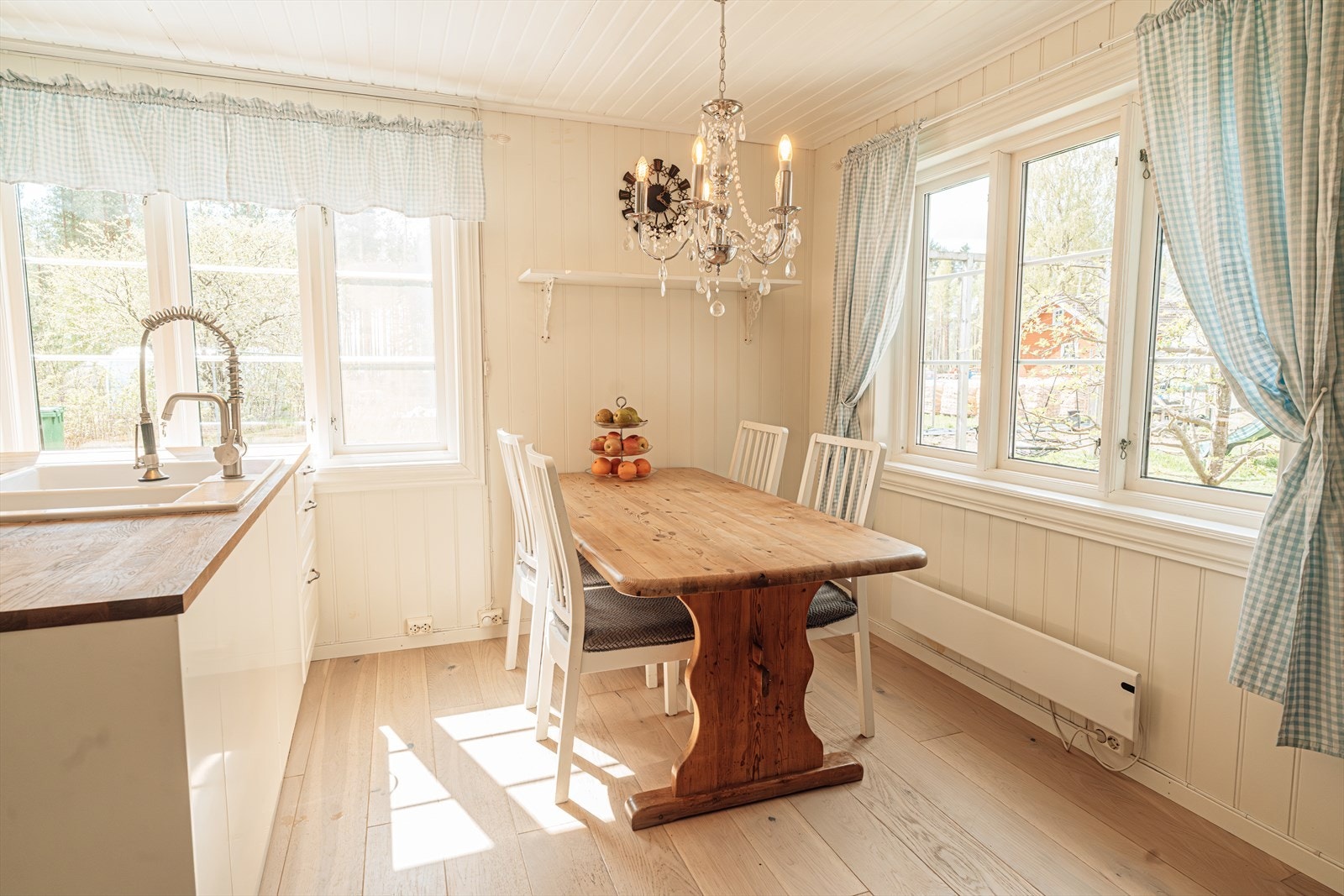 Spiseplass på kjøkkenet. Galleribilde