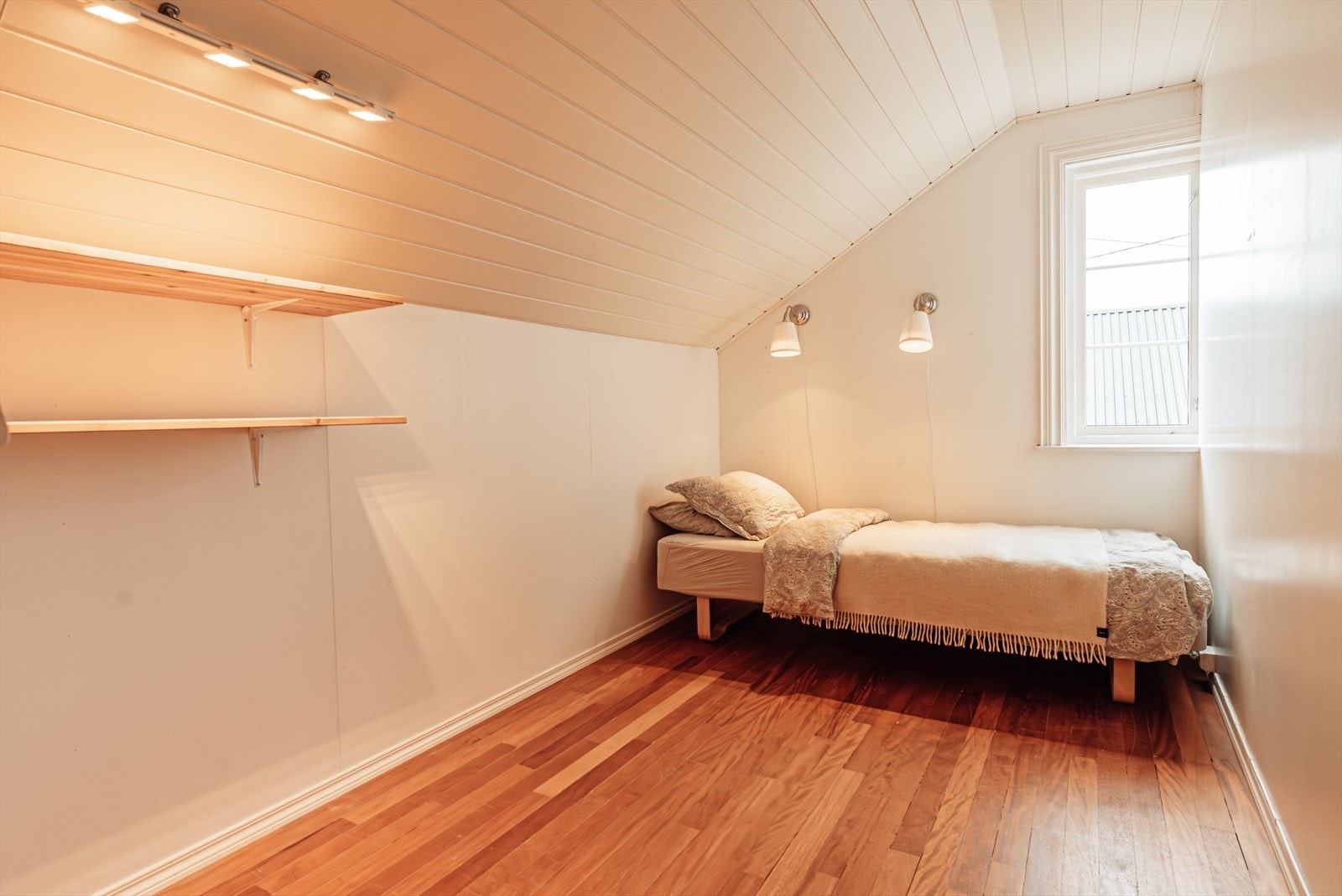 Soverom 3 (se pkt. ferdigattest i salgsoppgaven vedrørende ikke godkjent rømningsvindu/lysflatekrav). Galleribilde