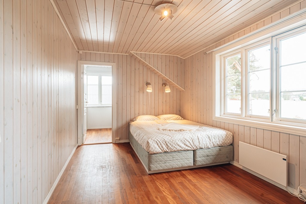 Romslig soverom 3 med inngang til bod som passer perfekt som walk-in garderobe. Galleribilde