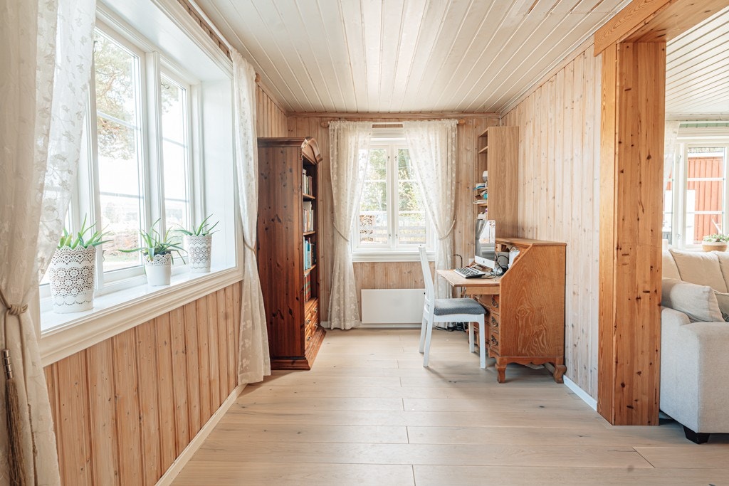 Del av stuen passer god som arbeidsrom eller en lun og koselig lesekrok. Galleribilde