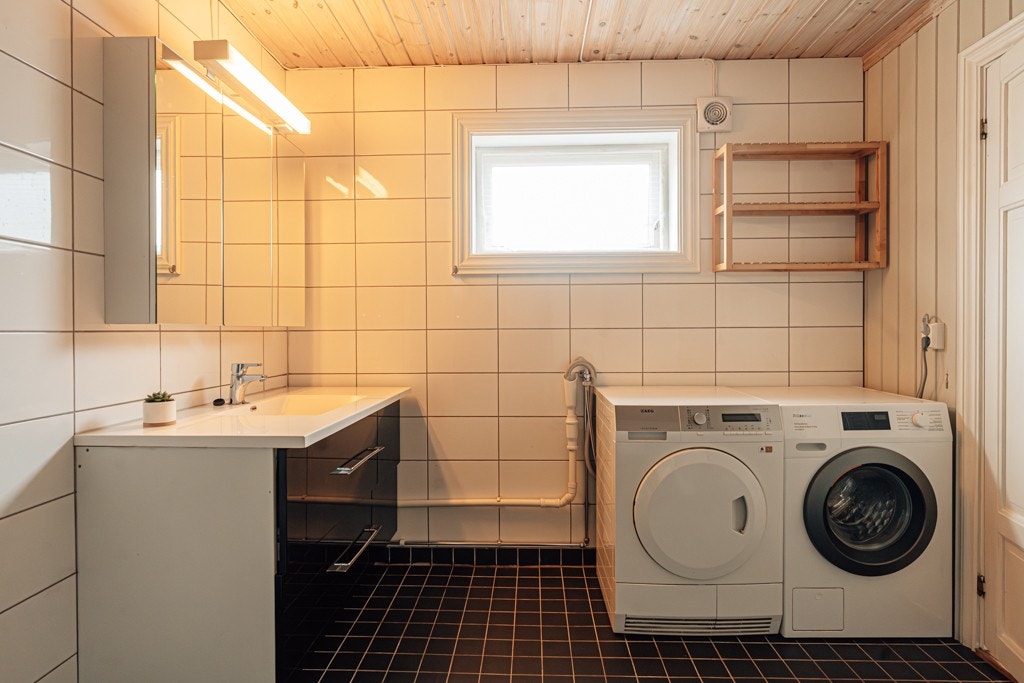 Bad/wc/vaskerom i 1.etasje med fliser og elektrisk gulvvarme. Galleribilde