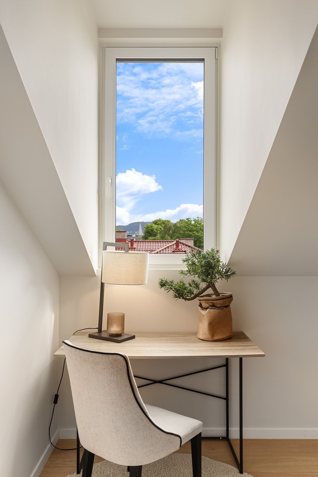 Romslig soverom med plass til dobbeltseng, samt plass til garderobeløsning og skrivebord under den store takarken. Flott utsikt mot Valleløkken også herfra! Galleribilde
