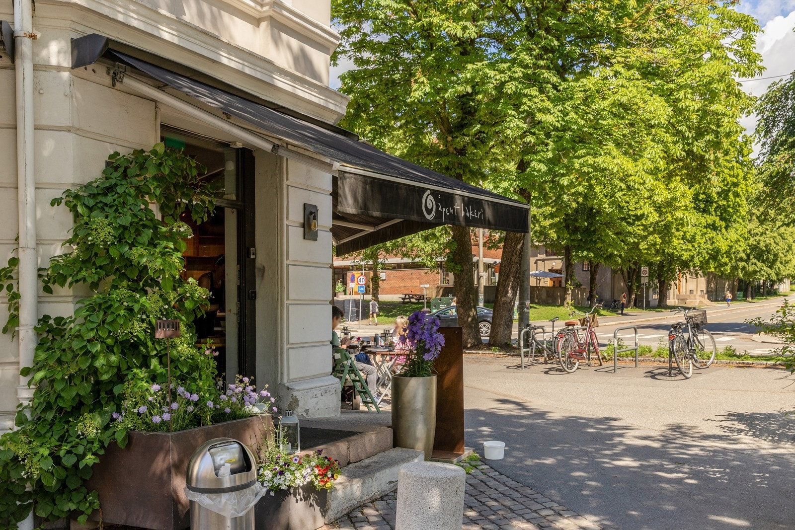 Fantastisk hyggelig nærområde inkludert masse trivelige cafeer, restauranter, solrike grønne lunger og store ærverdige parker, samt kort avstand til offentlig kommunikasjon og resten av byen Galleribilde