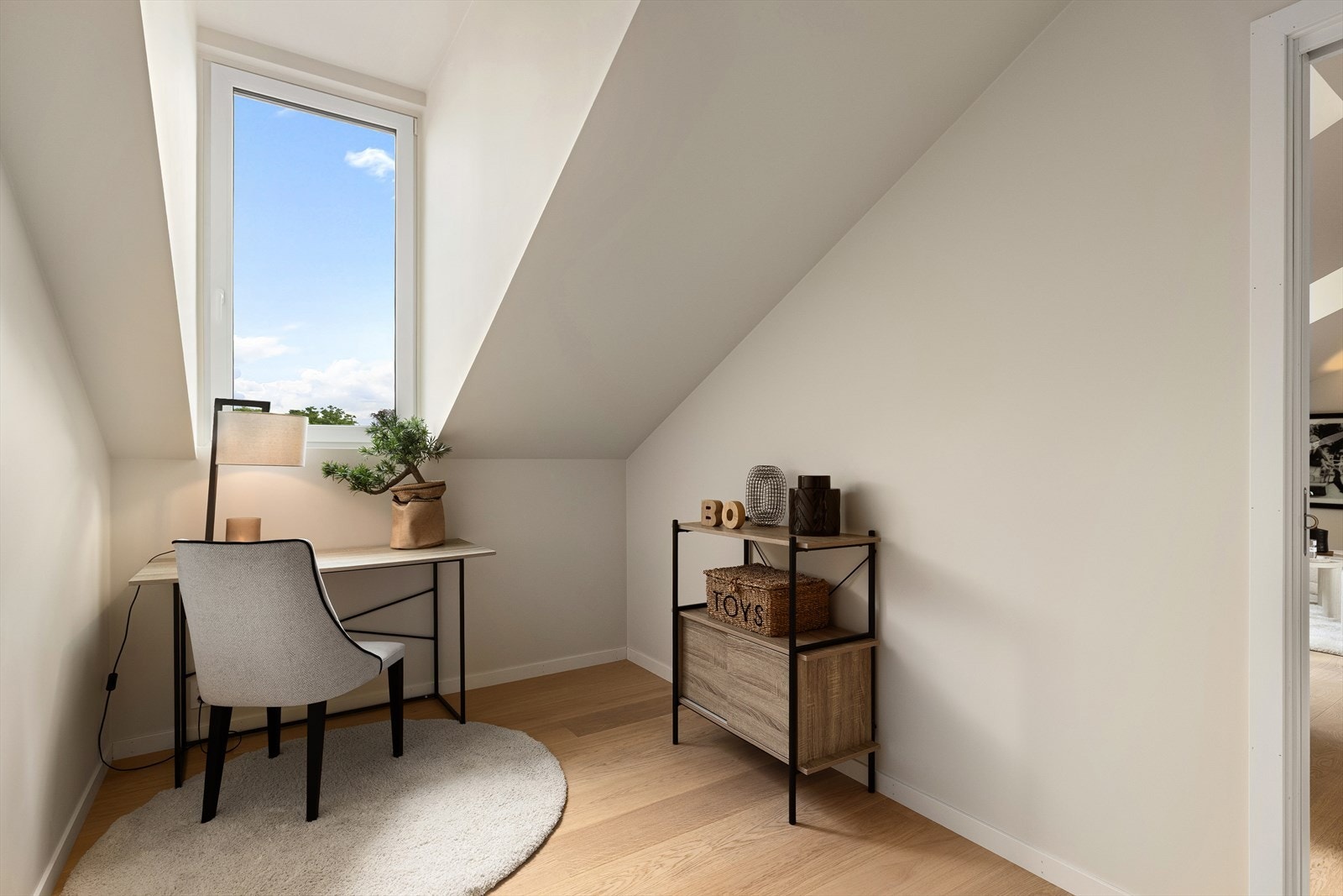 Romslig soverom med plass til dobbeltseng, samt plass til garderobeløsning og skrivebord under den store takarken. Flott utsikt mot Valleløkken også herfra! Galleribilde