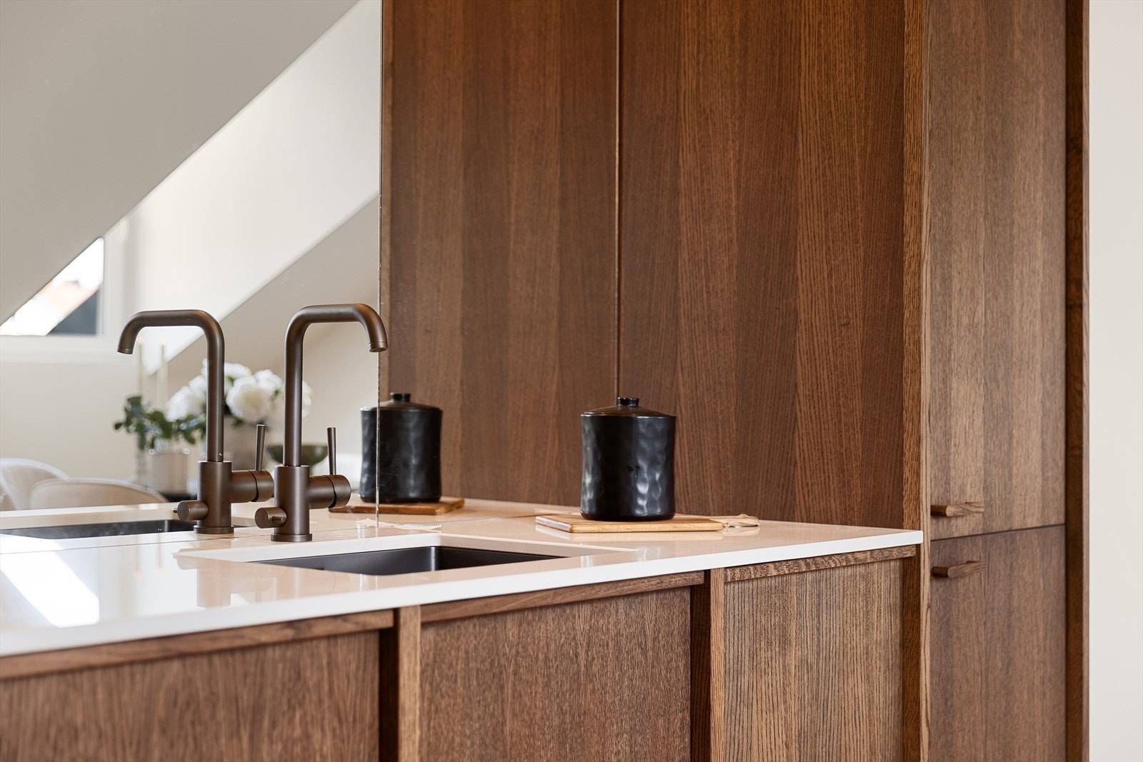 Dette er lekkert! Hvit kompositt benkeplate, MIELE planlimt platetopp, bronze-look blandebatteri fra Tapwell og patinert eikefiner kjøkkeninnredning Galleribilde